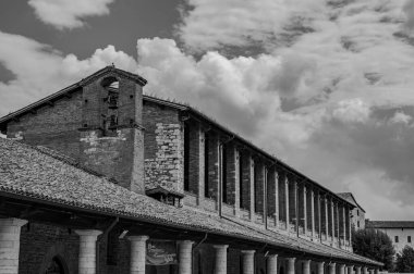 Gubbio, Umbria 'da bir ortaçağ kasabasıdır. Colle Eletto teleferiği, Sant 'Ubaldo' nun beş koridorlu bazilikasına ev sahipliği yapan Ingino Dağı 'na çıkıyor ve Apeninlerin panoramik manzarasını sunuyor..