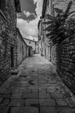 Gubbio, Umbria 'da bir ortaçağ kasabasıdır. Colle Eletto teleferiği, Sant 'Ubaldo' nun beş koridorlu bazilikasına ev sahipliği yapan Ingino Dağı 'na çıkıyor ve Apeninlerin panoramik manzarasını sunuyor..