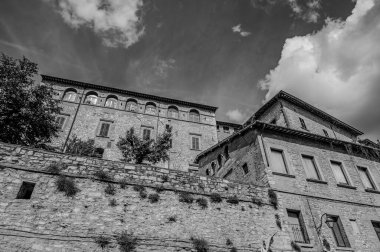 Gubbio, Umbria 'da bir ortaçağ kasabasıdır. Colle Eletto teleferiği, Sant 'Ubaldo' nun beş koridorlu bazilikasına ev sahipliği yapan Ingino Dağı 'na çıkıyor ve Apeninlerin panoramik manzarasını sunuyor..