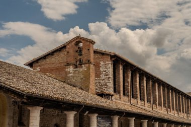 Gubbio, Umbria 'da bir ortaçağ kasabasıdır. Colle Eletto teleferiği, Sant 'Ubaldo' nun beş koridorlu bazilikasına ev sahipliği yapan Ingino Dağı 'na çıkıyor ve Apeninlerin panoramik manzarasını sunuyor..