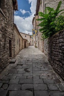 Gubbio, Umbria 'da bir ortaçağ kasabasıdır. Colle Eletto teleferiği, Sant 'Ubaldo' nun beş koridorlu bazilikasına ev sahipliği yapan Ingino Dağı 'na çıkıyor ve Apeninlerin panoramik manzarasını sunuyor..