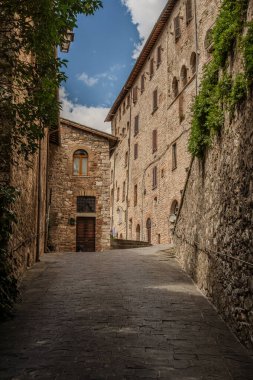 Gubbio, Umbria 'da bir ortaçağ kasabasıdır. Colle Eletto teleferiği, Sant 'Ubaldo' nun beş koridorlu bazilikasına ev sahipliği yapan Ingino Dağı 'na çıkıyor ve Apeninlerin panoramik manzarasını sunuyor..