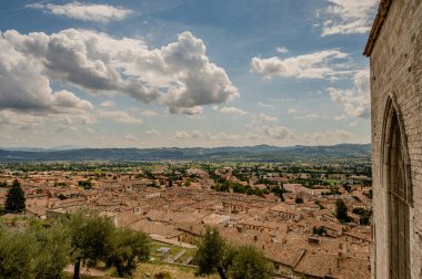 Gubbio, Umbria 'da bir ortaçağ kasabasıdır. Colle Eletto teleferiği, Sant 'Ubaldo' nun beş koridorlu bazilikasına ev sahipliği yapan Ingino Dağı 'na çıkıyor ve Apeninlerin panoramik manzarasını sunuyor..
