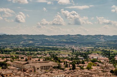 Gubbio, Umbria 'da bir ortaçağ kasabasıdır. Colle Eletto teleferiği, Sant 'Ubaldo' nun beş koridorlu bazilikasına ev sahipliği yapan Ingino Dağı 'na çıkıyor ve Apeninlerin panoramik manzarasını sunuyor..