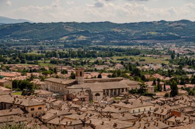 Gubbio, Umbria 'da bir ortaçağ kasabasıdır. Colle Eletto teleferiği, Sant 'Ubaldo' nun beş koridorlu bazilikasına ev sahipliği yapan Ingino Dağı 'na çıkıyor ve Apeninlerin panoramik manzarasını sunuyor..