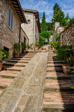 Gubbio, Umbria 'da bir ortaçağ kasabasıdır. Colle Eletto teleferiği, Sant 'Ubaldo' nun beş koridorlu bazilikasına ev sahipliği yapan Ingino Dağı 'na çıkıyor ve Apeninlerin panoramik manzarasını sunuyor..