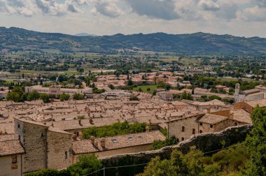 Gubbio, Umbria 'da bir ortaçağ kasabasıdır. Colle Eletto teleferiği, Sant 'Ubaldo' nun beş koridorlu bazilikasına ev sahipliği yapan Ingino Dağı 'na çıkıyor ve Apeninlerin panoramik manzarasını sunuyor..