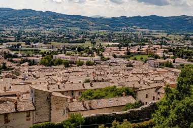 Gubbio, Umbria 'da bir ortaçağ kasabasıdır. Colle Eletto teleferiği, Sant 'Ubaldo' nun beş koridorlu bazilikasına ev sahipliği yapan Ingino Dağı 'na çıkıyor ve Apeninlerin panoramik manzarasını sunuyor..