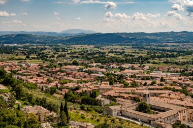 Gubbio, Umbria 'da bir ortaçağ kasabasıdır. Colle Eletto teleferiği, Sant 'Ubaldo' nun beş koridorlu bazilikasına ev sahipliği yapan Ingino Dağı 'na çıkıyor ve Apeninlerin panoramik manzarasını sunuyor..