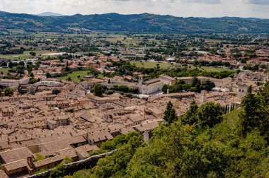 Gubbio, Umbria 'da bir ortaçağ kasabasıdır. Colle Eletto teleferiği, Sant 'Ubaldo' nun beş koridorlu bazilikasına ev sahipliği yapan Ingino Dağı 'na çıkıyor ve Apeninlerin panoramik manzarasını sunuyor..