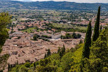 Gubbio, Umbria 'da bir ortaçağ kasabasıdır. Colle Eletto teleferiği, Sant 'Ubaldo' nun beş koridorlu bazilikasına ev sahipliği yapan Ingino Dağı 'na çıkıyor ve Apeninlerin panoramik manzarasını sunuyor..