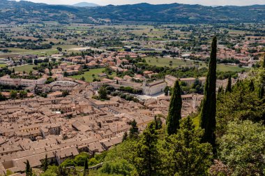 Gubbio, Umbria 'da bir ortaçağ kasabasıdır. Colle Eletto teleferiği, Sant 'Ubaldo' nun beş koridorlu bazilikasına ev sahipliği yapan Ingino Dağı 'na çıkıyor ve Apeninlerin panoramik manzarasını sunuyor..
