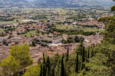 Gubbio, Umbria 'da bir ortaçağ kasabasıdır. Colle Eletto teleferiği, Sant 'Ubaldo' nun beş koridorlu bazilikasına ev sahipliği yapan Ingino Dağı 'na çıkıyor ve Apeninlerin panoramik manzarasını sunuyor..
