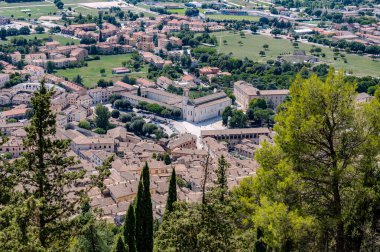Gubbio, Umbria 'da bir ortaçağ kasabasıdır. Colle Eletto teleferiği, Sant 'Ubaldo' nun beş koridorlu bazilikasına ev sahipliği yapan Ingino Dağı 'na çıkıyor ve Apeninlerin panoramik manzarasını sunuyor..