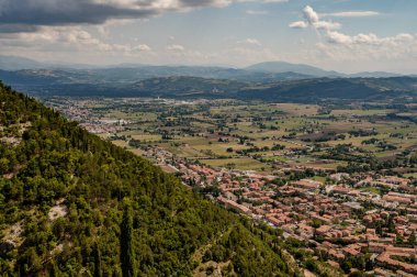 Gubbio, Umbria 'da bir ortaçağ kasabasıdır. Colle Eletto teleferiği, Sant 'Ubaldo' nun beş koridorlu bazilikasına ev sahipliği yapan Ingino Dağı 'na çıkıyor ve Apeninlerin panoramik manzarasını sunuyor..