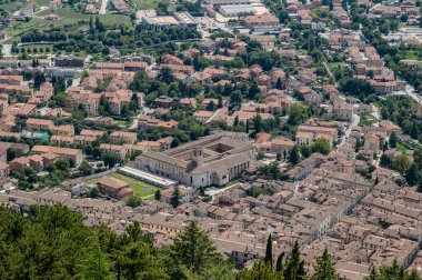 Gubbio, Umbria 'da bir ortaçağ kasabasıdır. Colle Eletto teleferiği, Sant 'Ubaldo' nun beş koridorlu bazilikasına ev sahipliği yapan Ingino Dağı 'na çıkıyor ve Apeninlerin panoramik manzarasını sunuyor..