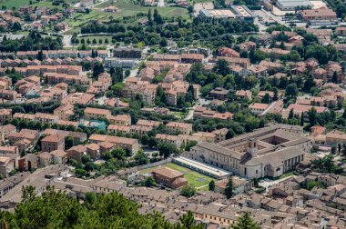 Gubbio, Umbria 'da bir ortaçağ kasabasıdır. Colle Eletto teleferiği, Sant 'Ubaldo' nun beş koridorlu bazilikasına ev sahipliği yapan Ingino Dağı 'na çıkıyor ve Apeninlerin panoramik manzarasını sunuyor..