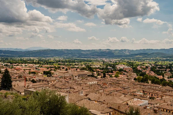 Gubbio, Umbria 'da bir ortaçağ kasabasıdır. Colle Eletto teleferiği, Sant 'Ubaldo' nun beş koridorlu bazilikasına ev sahipliği yapan Ingino Dağı 'na çıkıyor ve Apeninlerin panoramik manzarasını sunuyor..