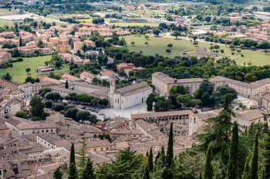 Gubbio, Umbria 'da bir ortaçağ kasabasıdır. Colle Eletto teleferiği, Sant 'Ubaldo' nun beş koridorlu bazilikasına ev sahipliği yapan Ingino Dağı 'na çıkıyor ve Apeninlerin panoramik manzarasını sunuyor..