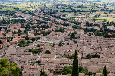 Gubbio, Umbria 'da bir ortaçağ kasabasıdır. Colle Eletto teleferiği, Sant 'Ubaldo' nun beş koridorlu bazilikasına ev sahipliği yapan Ingino Dağı 'na çıkıyor ve Apeninlerin panoramik manzarasını sunuyor..