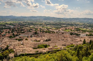 Gubbio, Umbria 'da bir ortaçağ kasabasıdır. Colle Eletto teleferiği, Sant 'Ubaldo' nun beş koridorlu bazilikasına ev sahipliği yapan Ingino Dağı 'na çıkıyor ve Apeninlerin panoramik manzarasını sunuyor..