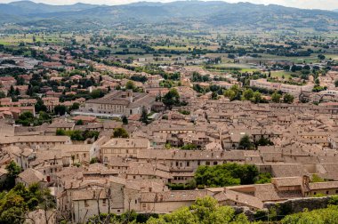 Gubbio, Umbria 'da bir ortaçağ kasabasıdır. Colle Eletto teleferiği, Sant 'Ubaldo' nun beş koridorlu bazilikasına ev sahipliği yapan Ingino Dağı 'na çıkıyor ve Apeninlerin panoramik manzarasını sunuyor..