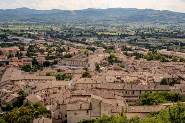 Gubbio, Umbria 'da bir ortaçağ kasabasıdır. Colle Eletto teleferiği, Sant 'Ubaldo' nun beş koridorlu bazilikasına ev sahipliği yapan Ingino Dağı 'na çıkıyor ve Apeninlerin panoramik manzarasını sunuyor..