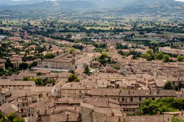 Gubbio, Umbria 'da bir ortaçağ kasabasıdır. Colle Eletto teleferiği, Sant 'Ubaldo' nun beş koridorlu bazilikasına ev sahipliği yapan Ingino Dağı 'na çıkıyor ve Apeninlerin panoramik manzarasını sunuyor..