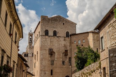 Gubbio, Umbria 'da bir ortaçağ kasabasıdır. Colle Eletto teleferiği, Sant 'Ubaldo' nun beş koridorlu bazilikasına ev sahipliği yapan Ingino Dağı 'na çıkıyor ve Apeninlerin panoramik manzarasını sunuyor..