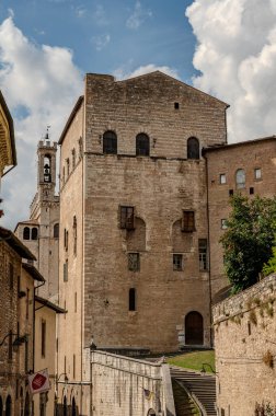 Gubbio, Umbria 'da bir ortaçağ kasabasıdır. Colle Eletto teleferiği, Sant 'Ubaldo' nun beş koridorlu bazilikasına ev sahipliği yapan Ingino Dağı 'na çıkıyor ve Apeninlerin panoramik manzarasını sunuyor..