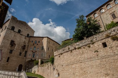Gubbio, Umbria 'da bir ortaçağ kasabasıdır. Colle Eletto teleferiği, Sant 'Ubaldo' nun beş koridorlu bazilikasına ev sahipliği yapan Ingino Dağı 'na çıkıyor ve Apeninlerin panoramik manzarasını sunuyor..