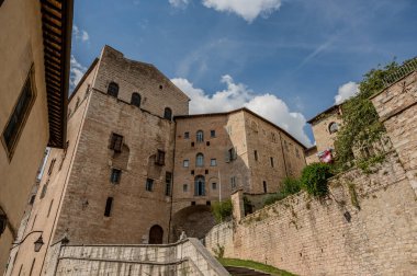 Gubbio, Umbria 'da bir ortaçağ kasabasıdır. Colle Eletto teleferiği, Sant 'Ubaldo' nun beş koridorlu bazilikasına ev sahipliği yapan Ingino Dağı 'na çıkıyor ve Apeninlerin panoramik manzarasını sunuyor..