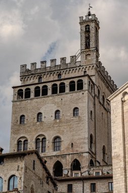 Gubbio, Umbria 'da bir ortaçağ kasabasıdır. Colle Eletto teleferiği, Sant 'Ubaldo' nun beş koridorlu bazilikasına ev sahipliği yapan Ingino Dağı 'na çıkıyor ve Apeninlerin panoramik manzarasını sunuyor..