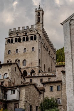 Gubbio, Umbria 'da bir ortaçağ kasabasıdır. Colle Eletto teleferiği, Sant 'Ubaldo' nun beş koridorlu bazilikasına ev sahipliği yapan Ingino Dağı 'na çıkıyor ve Apeninlerin panoramik manzarasını sunuyor..