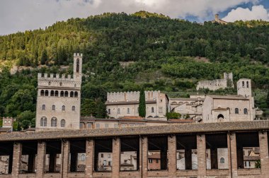 Gubbio, Umbria 'da bir ortaçağ kasabasıdır. Colle Eletto teleferiği, Sant 'Ubaldo' nun beş koridorlu bazilikasına ev sahipliği yapan Ingino Dağı 'na çıkıyor ve Apeninlerin panoramik manzarasını sunuyor..