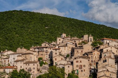 Scanno, İtalya 'da Abruzzo eyaletinde yer alan bir şehirdir. Marsican Dağları 'nın çevresindeki belediye binası..