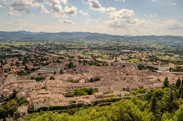 Gubbio, Umbria 'da bir ortaçağ kasabasıdır. Colle Eletto teleferiği, Sant 'Ubaldo' nun beş koridorlu bazilikasına ev sahipliği yapan Ingino Dağı 'na çıkıyor ve Apeninlerin panoramik manzarasını sunuyor..
