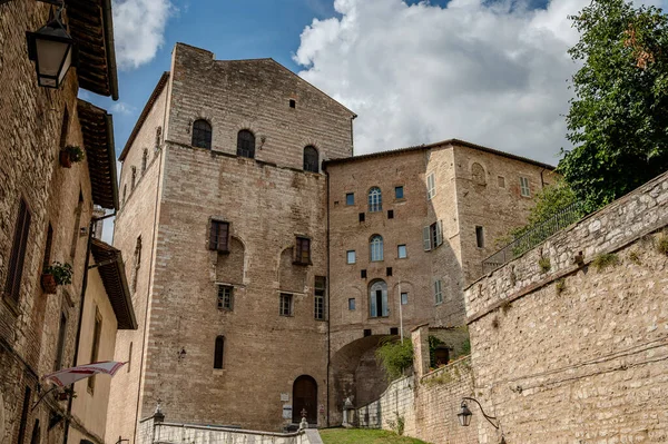 Gubbio, Umbria 'da bir ortaçağ kasabasıdır. Colle Eletto teleferiği, Sant 'Ubaldo' nun beş koridorlu bazilikasına ev sahipliği yapan Ingino Dağı 'na çıkıyor ve Apeninlerin panoramik manzarasını sunuyor..