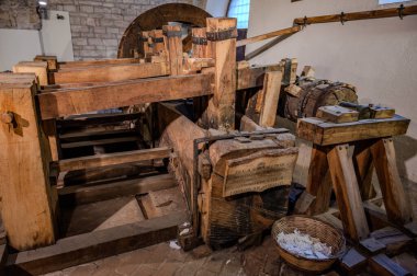 Müze, yüzyıllardır süregelen ve Fabriano 'yu Avrupa' da eşsiz kılan kağıt imalatı geleneğini koruyor. İçinde, ortaçağ el yapımı kağıt dolu değirmenin sadık bir kopyası var..