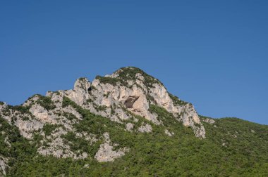 İtalya 'nın doğusunda yer alan Marş, Apennine dağları ile Adriyatik Denizi arasında yükselir..