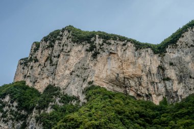 İtalya 'nın doğusunda yer alan Marş, Apennine dağları ile Adriyatik Denizi arasında yükselir..