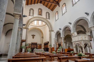 San Clemente Katedrali Teano şehrinin başlıca ibadet yeri ve Teano-Calvi piskoposluğunun merkezidir.