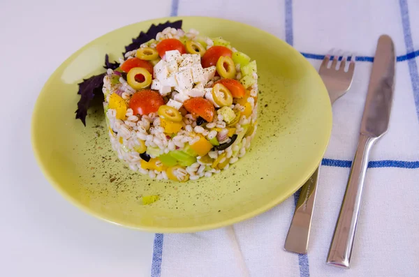 Ensalada Cebada Perla Con Verduras Bellamente Decoradas Plato —  Fotos de Stock