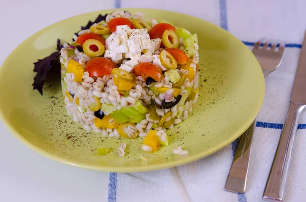 Ensalada Cebada Perla Con Verduras Bellamente Decoradas Plato —  Fotos de Stock