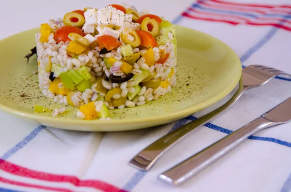 Ensalada Cebada Perla Con Verduras Bellamente Decoradas Plato —  Fotos de Stock