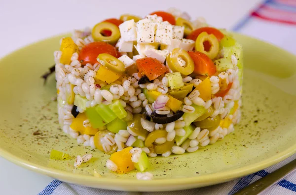 Insalata Orzo Perlato Con Verdure Splendidamente Decorate Piatto — Foto Stock