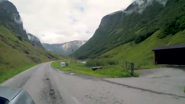 Weg Van Noorwegen Langs Bergrivier Bergen Aan Het Dorp Undredal — Stockvideo