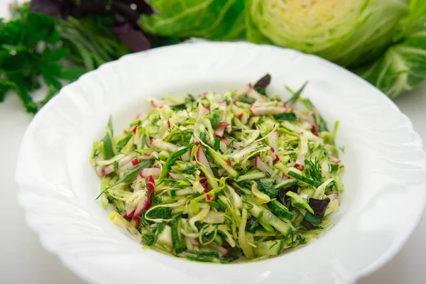 Frisk Salat Hvidkål Med Estragon Hvid Tallerken Vegetarisk Vegansk Mad - Stock-foto