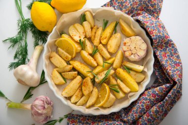 Limonlu ve biberiyeli patates, sağlıklı, sağlıklı ve güzel yemekler.