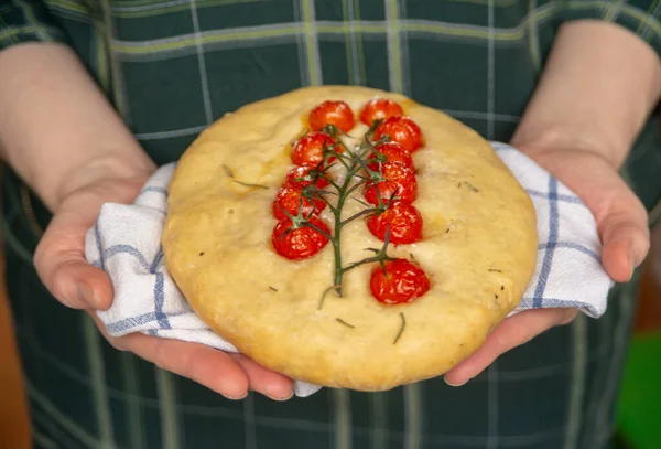 Pão Italiano Focaccia Com Tomate Cereja Alecrim Comida Bonita Comida — Fotografia de Stock